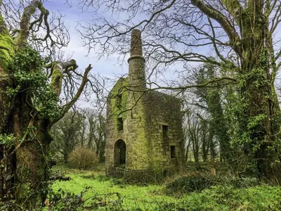 an old stone house in the middle of a field at Chalet Lodge 2 by Interhome in Helston