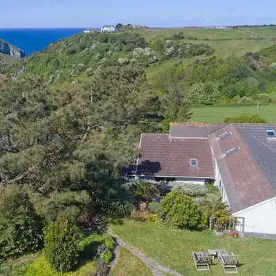 Rivermead Beach House -Modern beach house with indoor pool