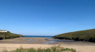 a sandy beach with the ocean in the background at 2 Boathouse Terrace in Wadebridge