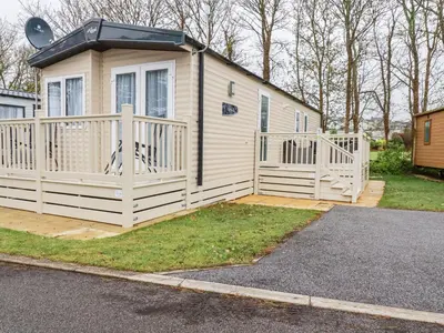 a small house with a porch and a fence at The Mermaid A04 in Par