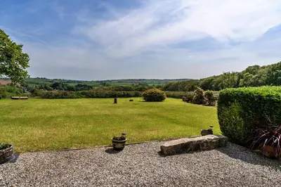 a large yard with a large field of grass at Finest Retreats - Cutkieve Farm Cottage in Middlehill