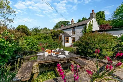 a table in the garden of a cottage at 3 Bed in Cambrose oc-h29392 in Camborne