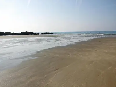 an empty beach with the ocean in the background at Grain Store 2 - 29636 in Portloe