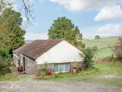 a small white cottage in a field at Byre in Saint Martin