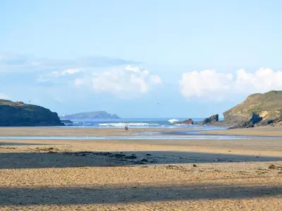 a sandy beach with the ocean in the background at Little Owl Lodge in Saint Columb Major