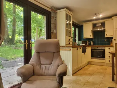 a kitchen with a chair in the middle of it at Bumbeldink in Uny Lelant