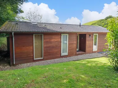 a wooden house with a green yard at 1 Hedgerows in Looe