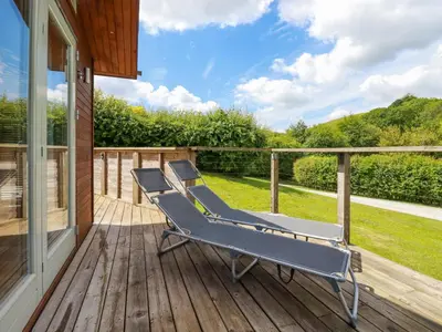 a deck with a hammock on a house at 1 Hedgerows in Looe