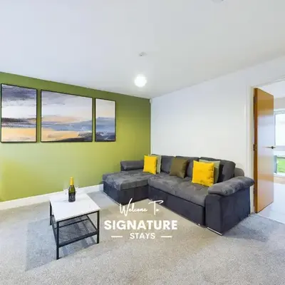 Bredon Court by Signature Stays - Modern - Beach - Parking