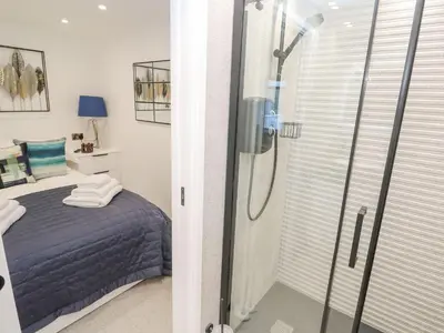 a bedroom with a shower and a bed in it at 2A Salubrious Terrace in St Ives