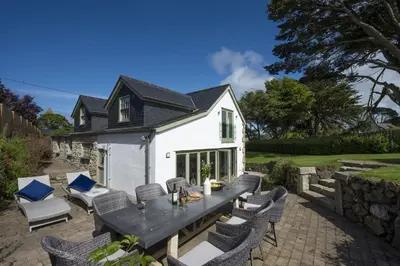 a table and chairs in front of a house at Fairings, St Ives in St Ives