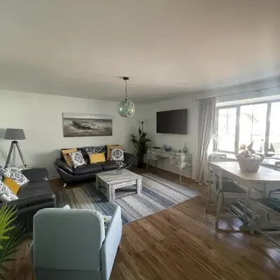 Stunning Coastal Retreat -Mins From Harbour Beach