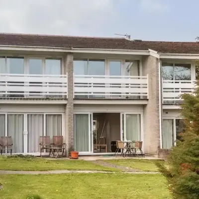 2 Bed Cottage Sleeps 5 - Pets Allowed