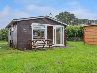a shed with a picnic table in a yard at Newtrain Bay in Padstow