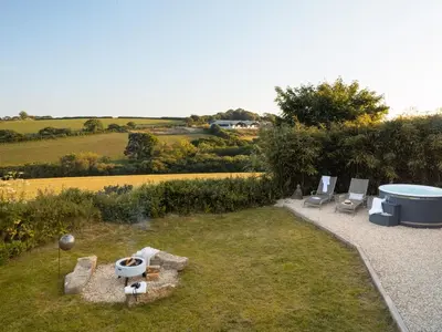 a garden with a table and chairs and a tub at Stargazer in Truro