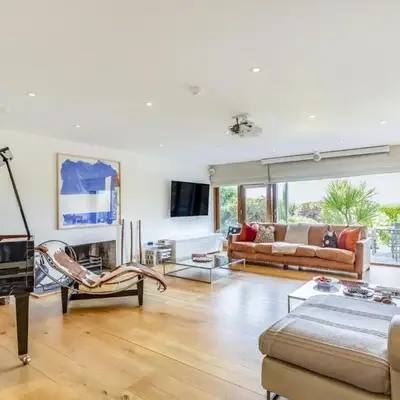 4 Bed in Mawgan Porth oc-h29763
