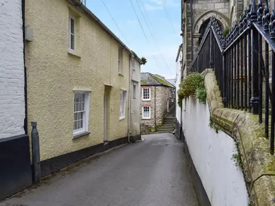 an empty street in an alley between two buildings at Crew Quarters in Fowey