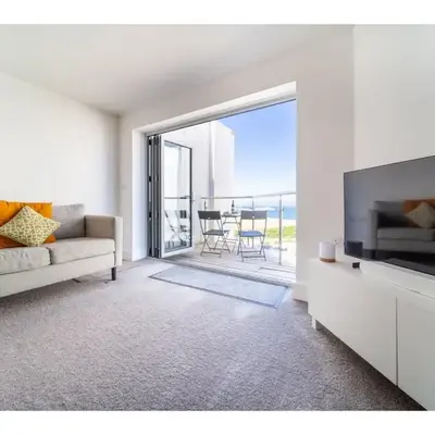 Modern Apartment Sea Views Private Parking