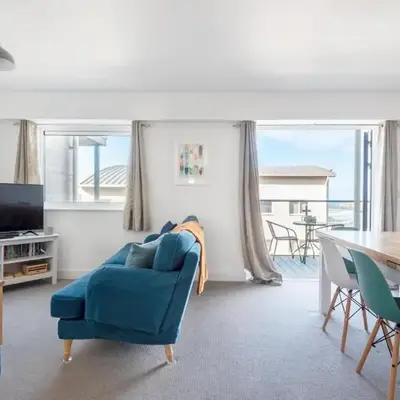 Spacious Flat Sea Views & Private Parking Fistral