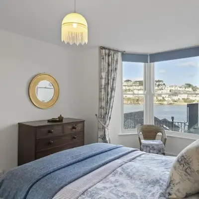 Apartment Sea Views & Terrace on Waters Edge in Polruan