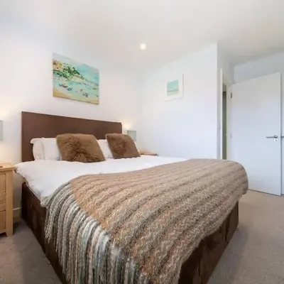 Modern Apartment nr Fistral Beach Private Parking