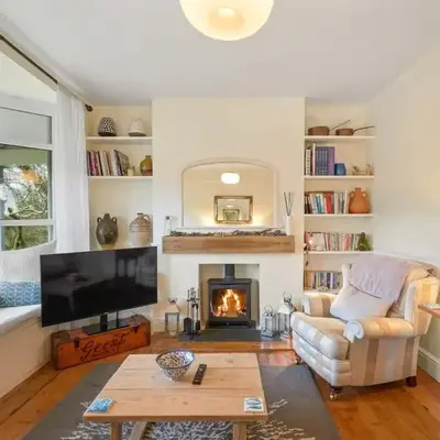 Cosy Home on the Waterfront Private Parking
