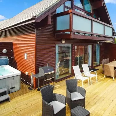 Lux Hot Tub Lodge