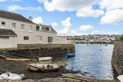 a group of boats on the shore of a body of water at Waterside cottage - log burner - 10 mins to Falmouth in Flushing