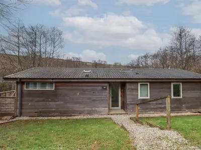 a house with a garage with at 2 Miller's Island in Looe