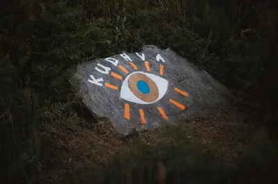 a rock with a painting of an eye on it at Kudhva 3 in Treknow