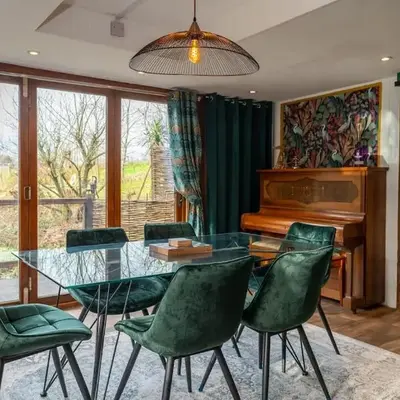 Heron's Perch- A pond-side retreat with cinema room