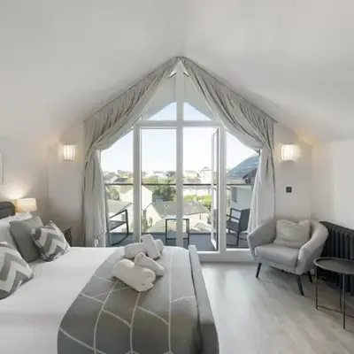 Bright & Modern Townhouse Private Parking