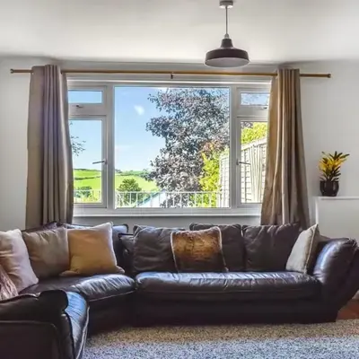 The Hideaway - Spacious 3 Bedroom Apartment