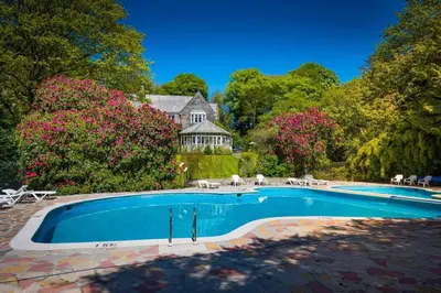 a large swimming pool in front of a house at 3 Bedroom Lodge Lanteglos 21 in Lanteglos