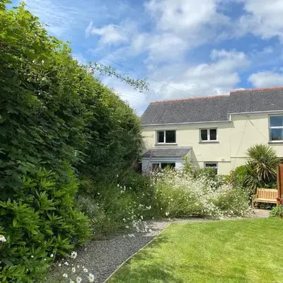 Riverside farm cottage on private wildlife estate 1-bedroom
