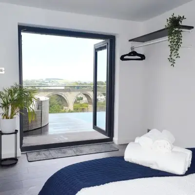 Riverview Modern 2 Bed- Parking & Tesla charger