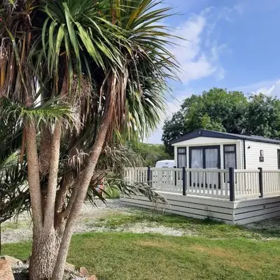 Luxury 6 berth caravan full decking