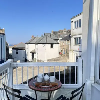 Step n Sea - moments from the town centre and sea