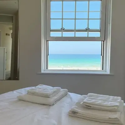 4 Crusoes - beachside apartment