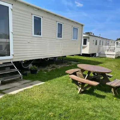 Caravan 163 sleeps up to 8 guests