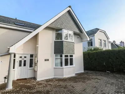 a white house with a driveway in front of it at Azur in St Ives