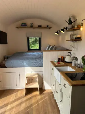 a small kitchen with a bed in a room at Kilden Hut - Perranwell Station in Perranwell