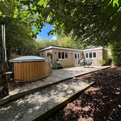 Cornish wooden cabin & wood fired hot tub