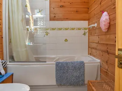 a bathroom with a bath tub in a room at Maple Leaf Cottage in Padstow