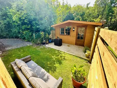 a small backyard with a small shed in the yard at Harvey's Lodge in Helston
