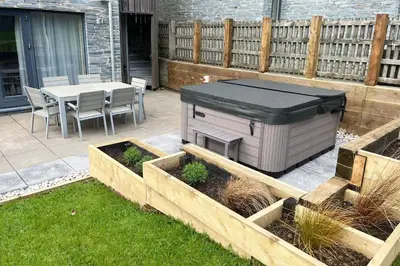 a backyard with a dog house and a table at House 3 in Looe