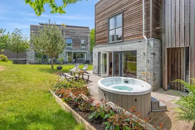 a backyard with a hot tub in the yard at House 7 in Looe