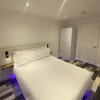 Spacious 1-Bed Apartment - Sleeps 2 & Parking