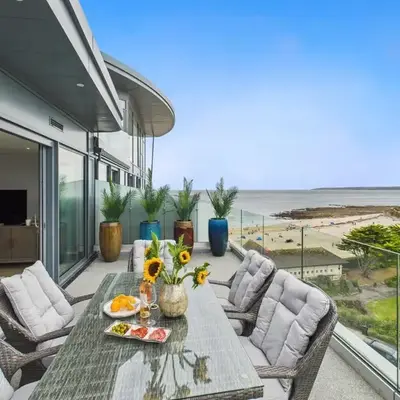 Skydeck at The Liner – Stylish 2-Bed / 2-Bath Top Floor with Panoramic Sea Views