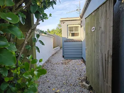 a small alley between a fence and a building at The Captains Quarters in Porthtowan